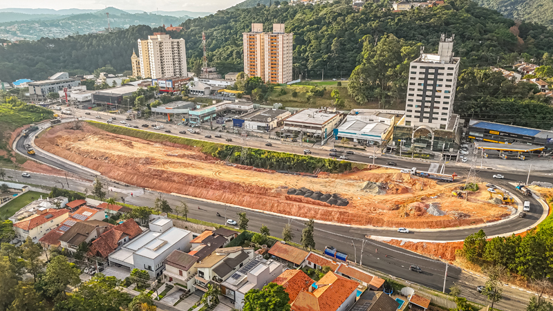 Obra de alargamento é liberada na Yojiro Takaoka, em Alphaville