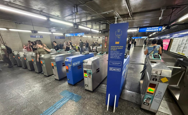 Metrô de SP passa a aceitar pagamento por aproximação