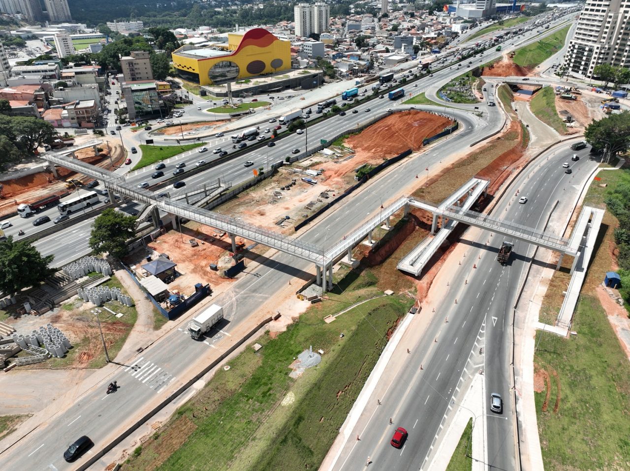 Passarela no km 26 da Castello Branco é liberada para pedestres