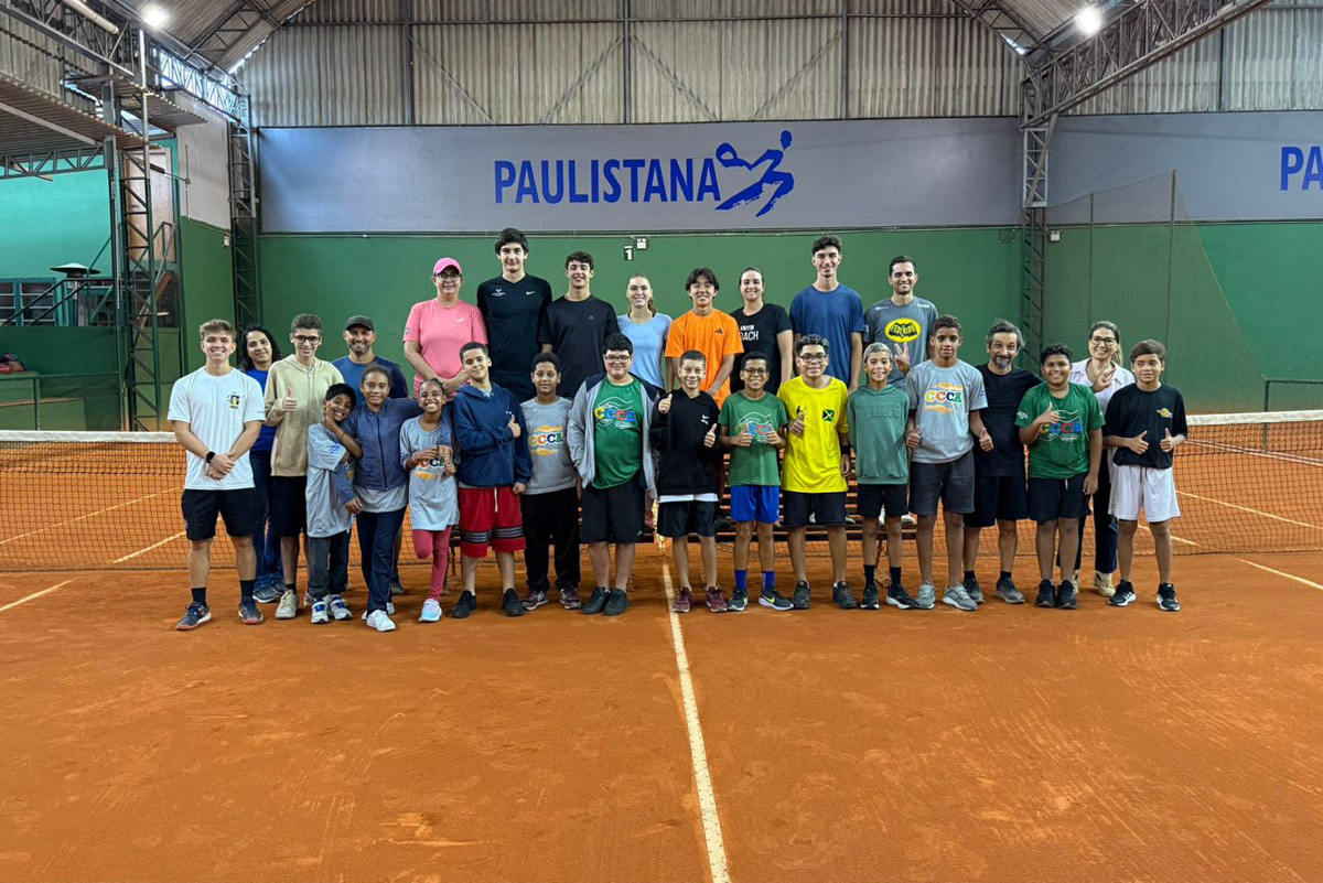Projeto social leva 14 crianças de Parnaíba para vivência em academia profissional de tênis